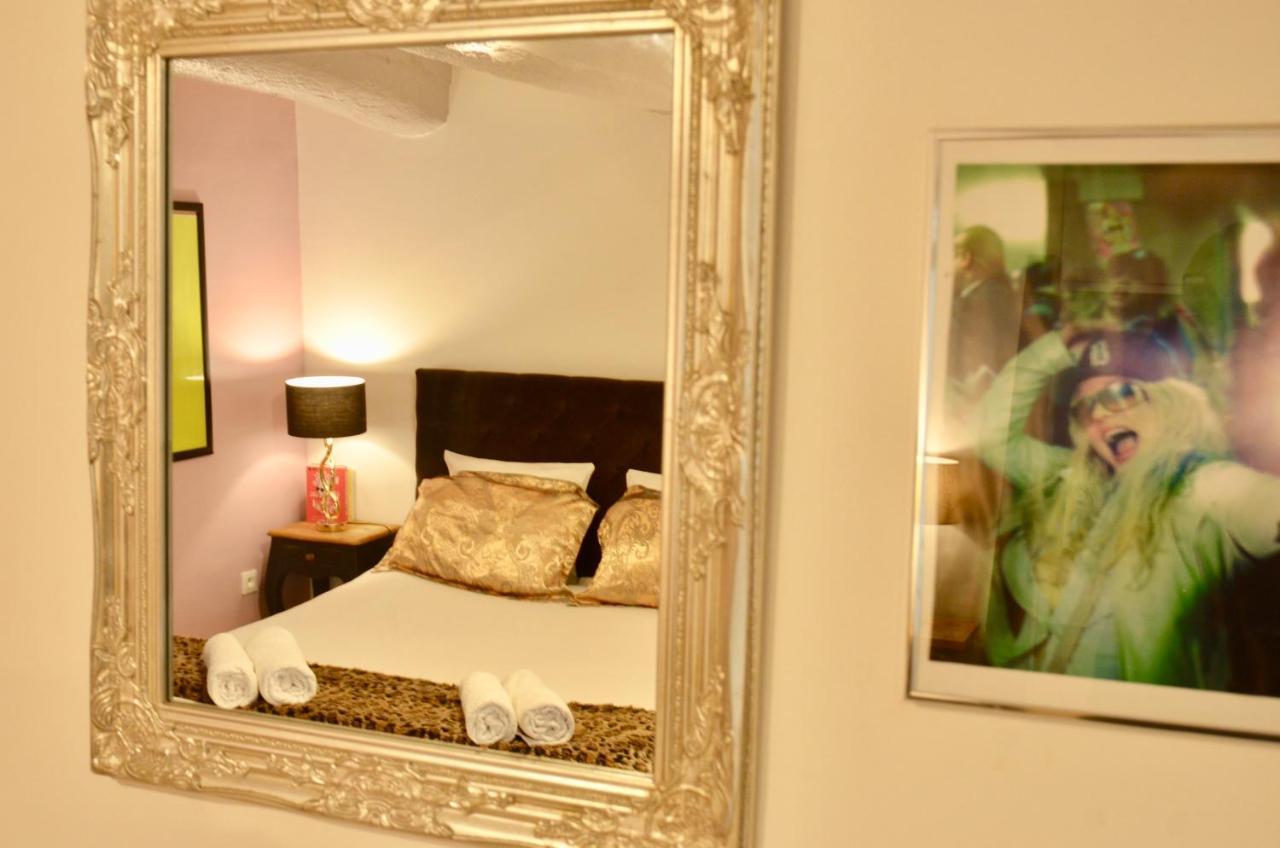 Artistic Apartment *